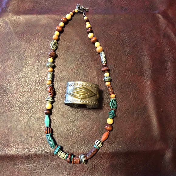 Jewelry - Necklace and bracelet-EUC